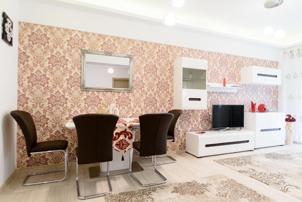 Carla's Apartment, Airport & Train Station Shuttle Iasi