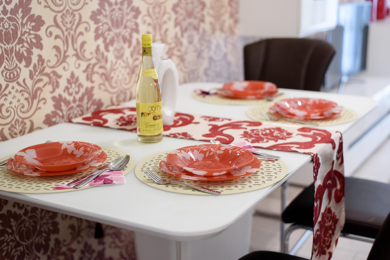 Carla's Apartment, Airport & Train Station Shuttle Iasi
