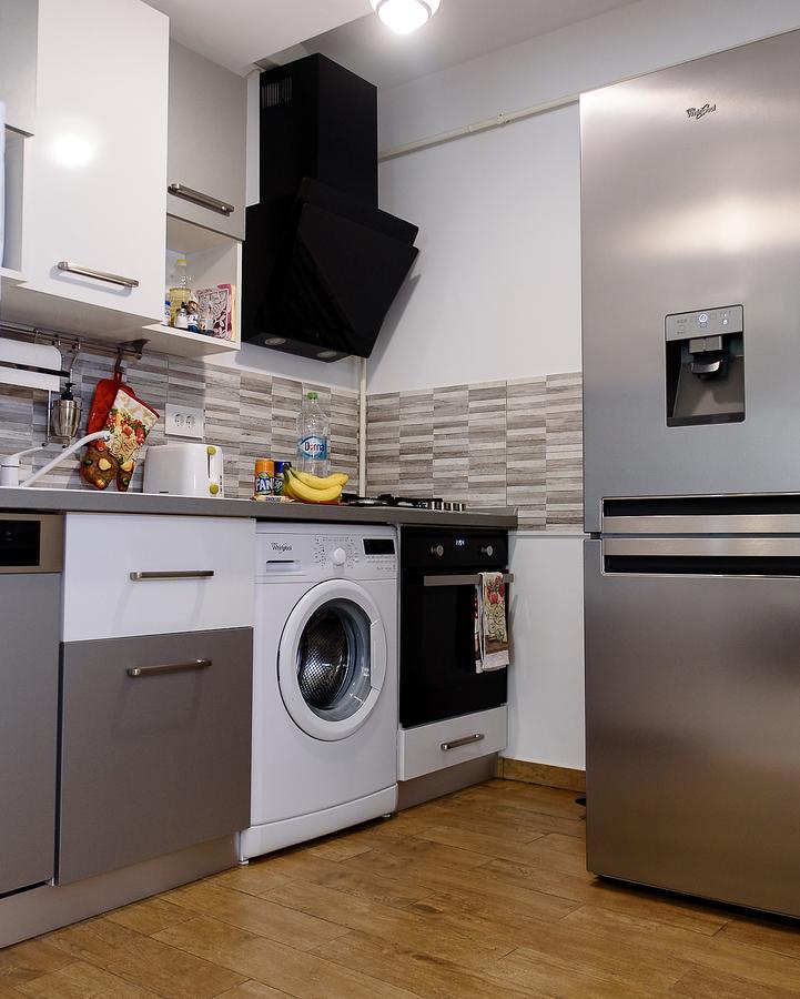 Carla's Apartment, Airport & Train Station Shuttle