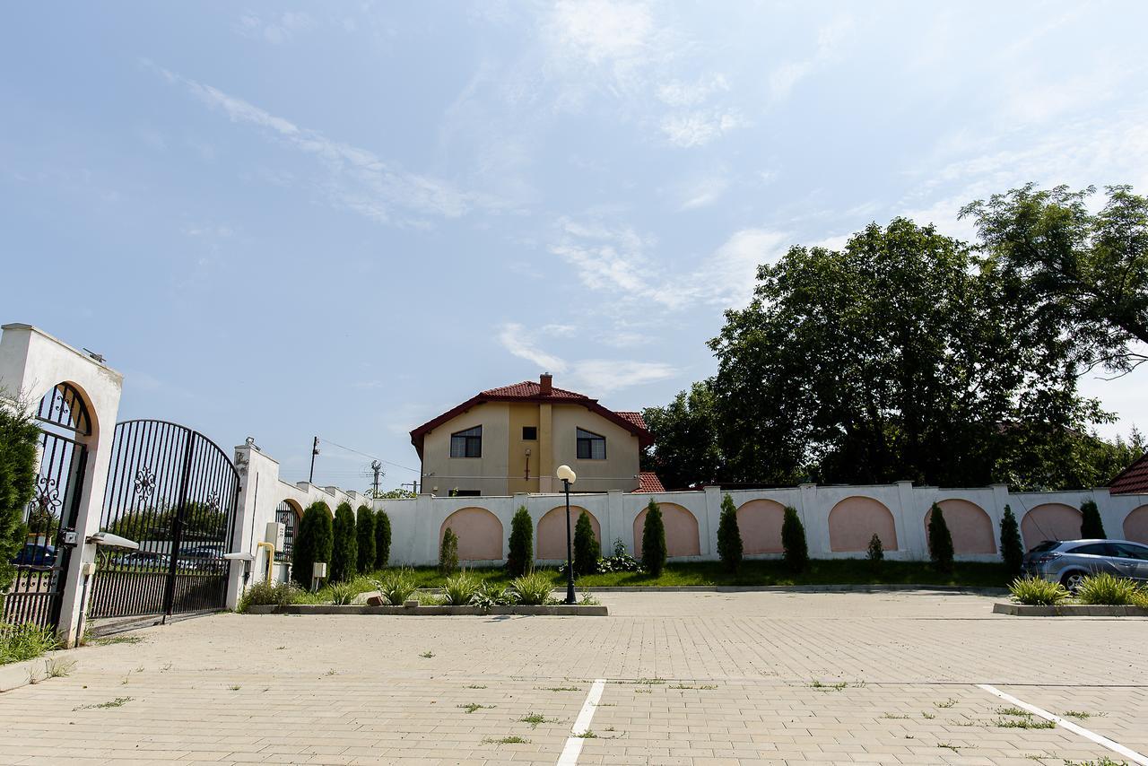 Carla's Apartment, Airport & Train Station Shuttle Apartment Iasi