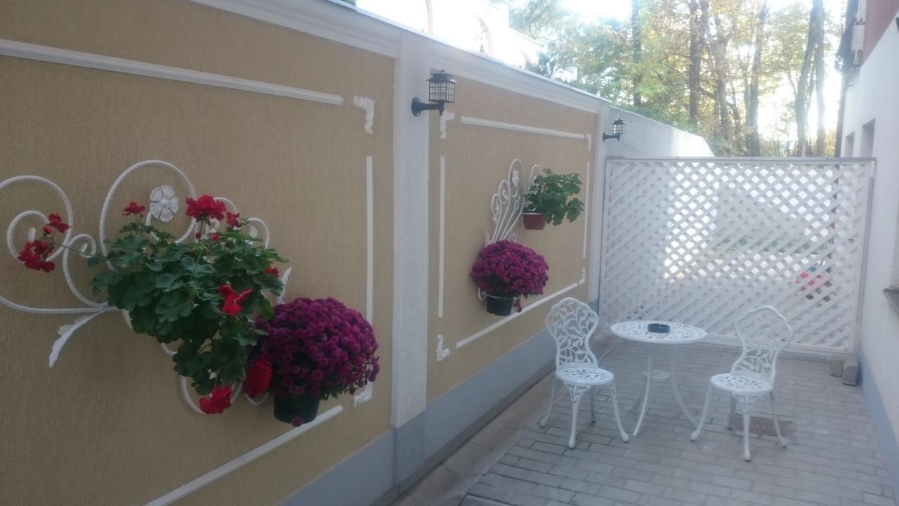 Carla's Apartment, Airport & Train Station Shuttle Iasi