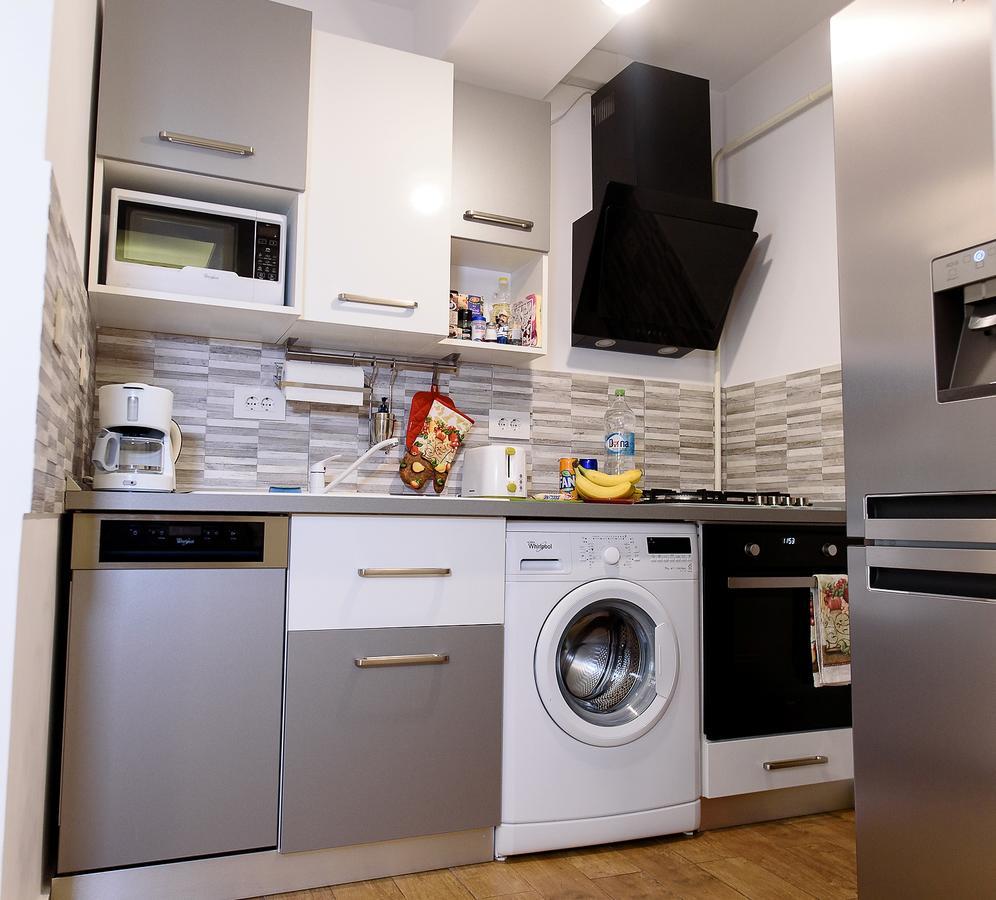 Carla's Apartment, Airport & Train Station Shuttle