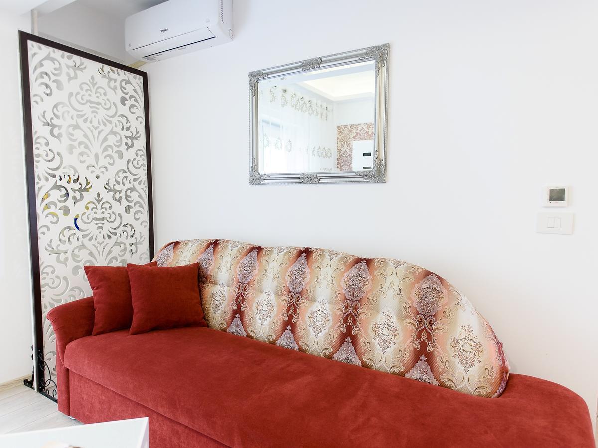 Carla's Apartment, Airport & Train Station Shuttle Apartment *